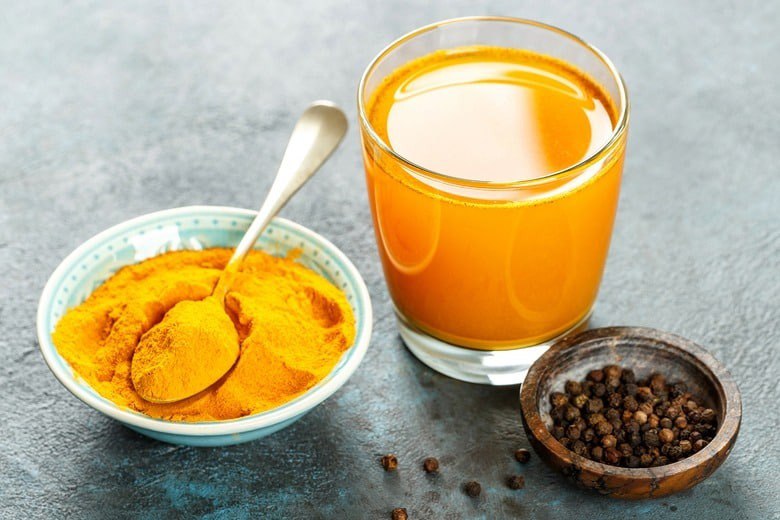 Οφέλη του ζεστού νερού με κουρκούμη